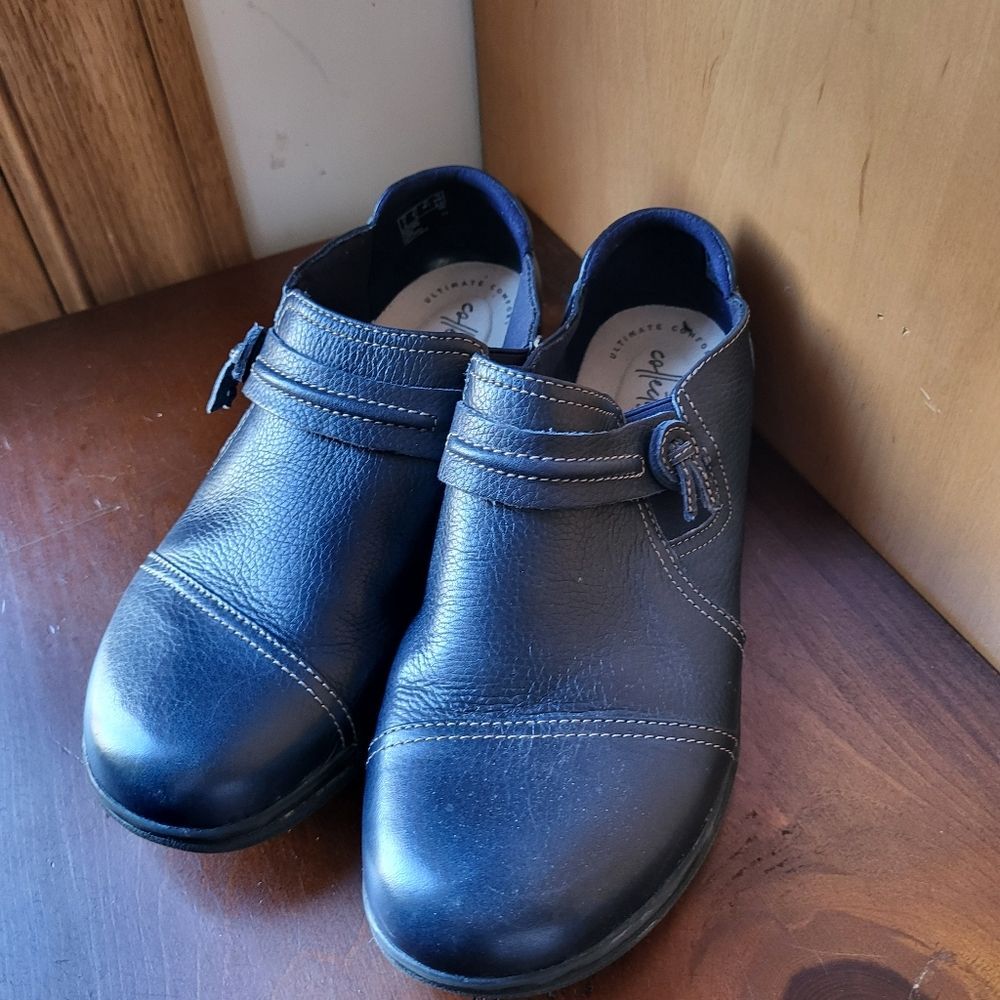 Clarks Navy 8.5 Wide